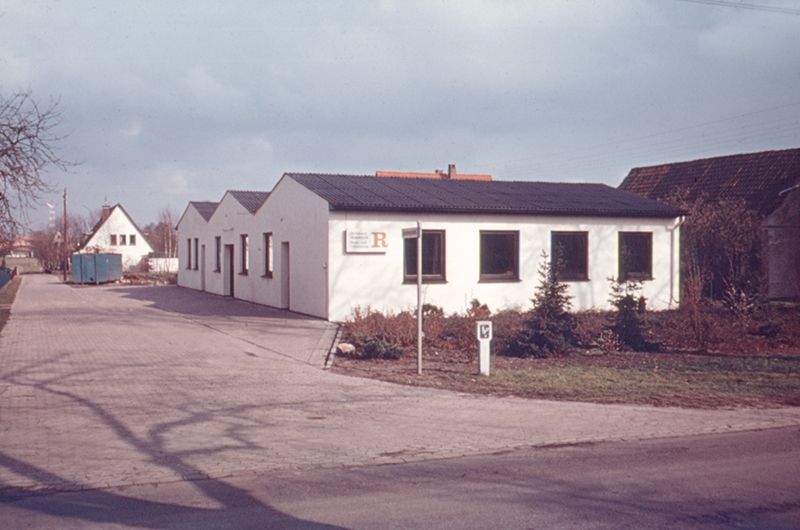 Firmengebäude aus Sicht der Straße um 1980