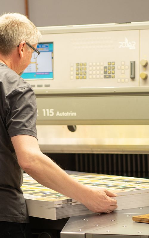 Mitarbeiter mit Druckbögen